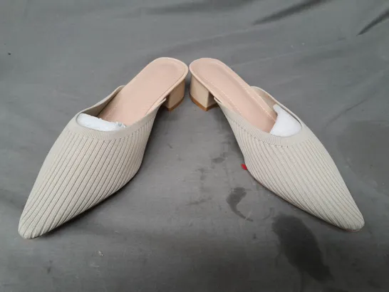 BOXED PAIR OF TIJN POINTED TOE LOW BLOCK HEEL SLIP-ON SHOES IN BEIGE SIZE 10