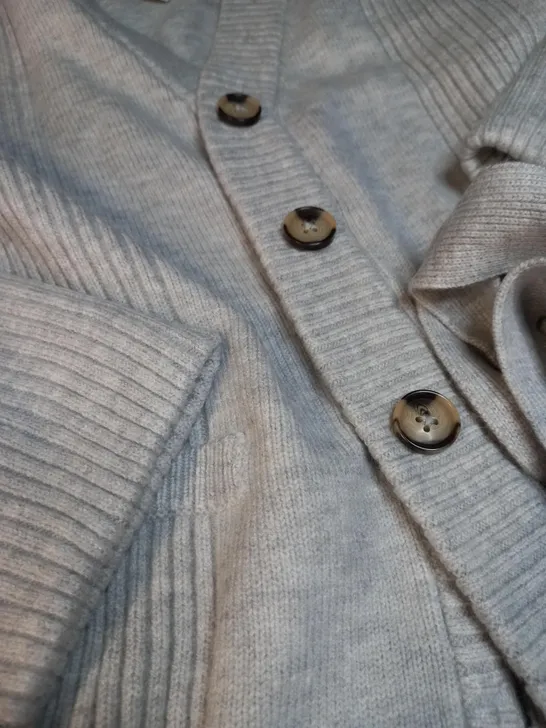 RIVER ISLAND LIGHT GREY BUTTON THROUGH KNITTED CARDIGAN - MEDIUM