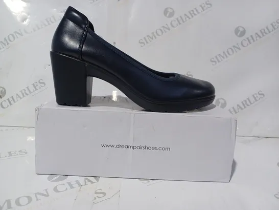 BOXED PAIR OF DREAMPAIRS CLOSED TOE SLIP-ON BLOCK HEEL SHOES IN NAVY UK SIZE 4.5