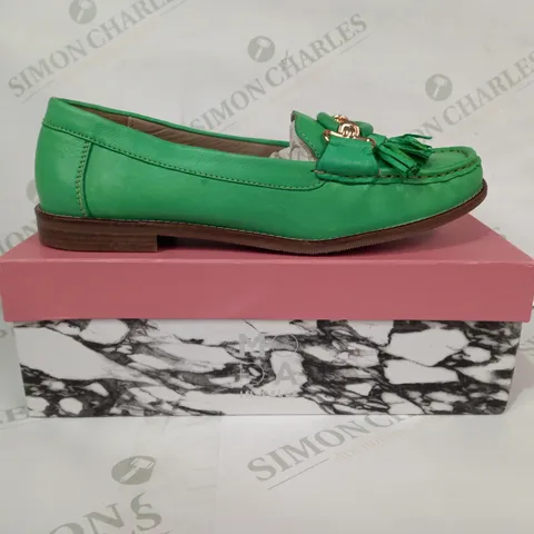 BOXED PAIR OF MODA IN PELLE FALCONCIE LEATHER SLIP-ON SHOES IN GREEN EU SIZE 40