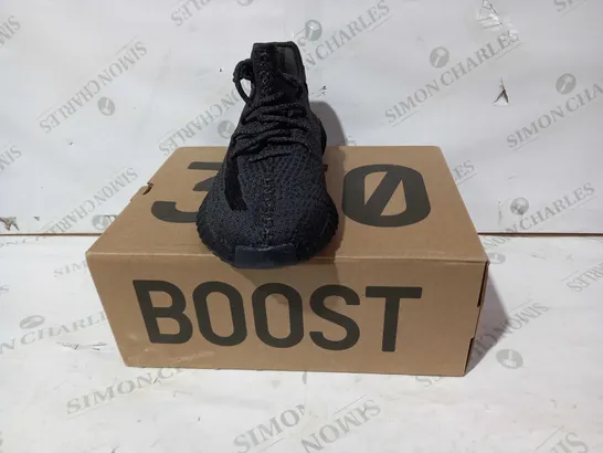 BOXED PAIR OF YEEZY BOOST 350 V2 SHOES IN GREY/BLACK UK SIZE 11