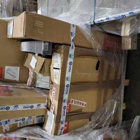 PALLET OF APPROXIMATELY 10 BOXED VELUX WINDOW PANELS TO INCLUDE GGL MK04 CENTRE PIVOT ROOF WINDOW, BLACK OUT BLINDS AND ISD FLAT TOP ROOF WINDOW