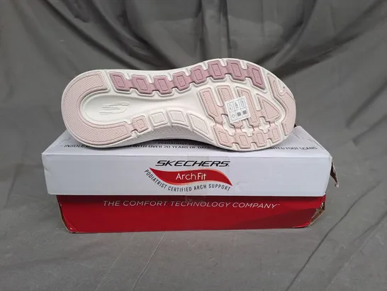 BOXED PAIR OF SKECHERS ARCH FIT WOMENS TRAINERS IN LIGHT PINK SIZE 5