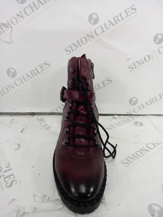 PAIR OF MODA IN PELLE ARNIE LACE UP BOOTS IN MAROON SIZE 5