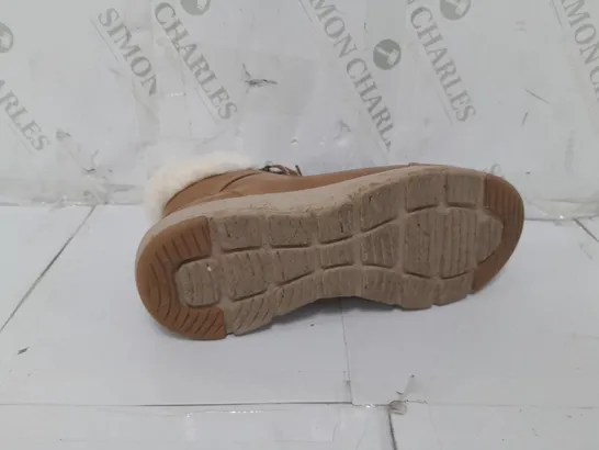 PAIR OF SKECHERS GLACIAL ULTRA COZYLY BOOTS IN CHESTNUT SIZE 6