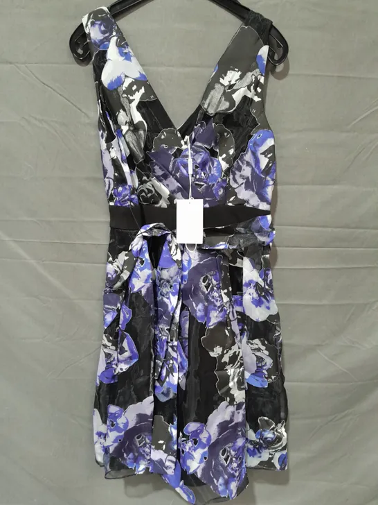 GINA BACCONI FLORAL DRESS IN BLACK/BLUE - SIZE 20