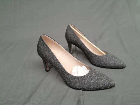 BOXED PAIR OF GABOR DANE HEEL IN SILVER GLITTER SIZE 5