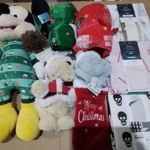 LOT OF APPROXIMATELY 18 ASSORTED SEASONAL ITEMS TO INCLUDE DUVET SETS, DISNEY PLUSHIES AND MUSICAL SACKS