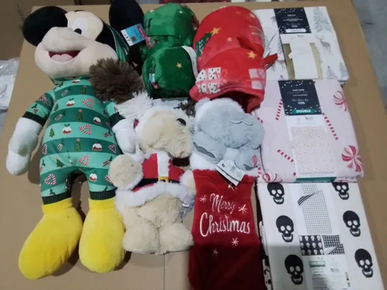 LOT OF APPROXIMATELY 18 ASSORTED SEASONAL ITEMS TO INCLUDE DUVET SETS, DISNEY PLUSHIES AND MUSICAL SACKS