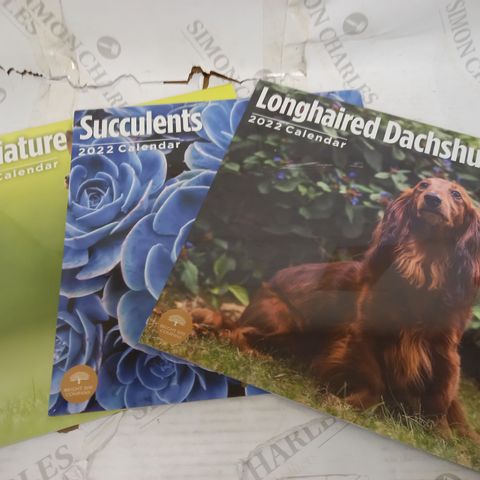 LOT OF APPROXIMATELY 20 ASSORTED 2022 CALENDARS TO INCLUDE LONGHAIRED DACHSHUNDS, SUCCULENTS, MINIATURE PINSCHERS, ETC