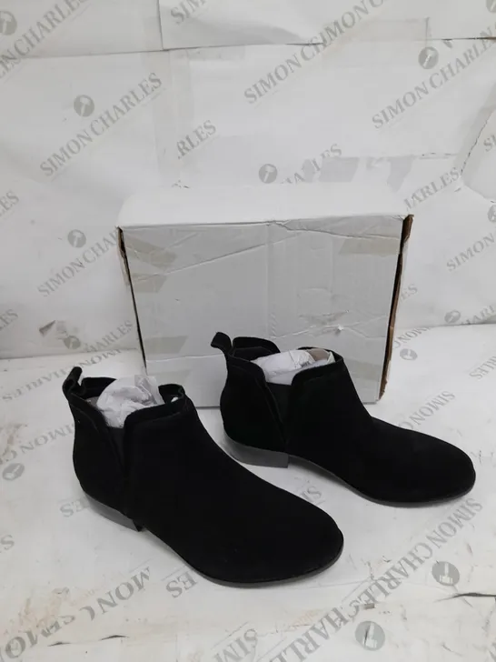 BOXED PAIR OF TEXAS BOOTS IN BLACK SIZE 7