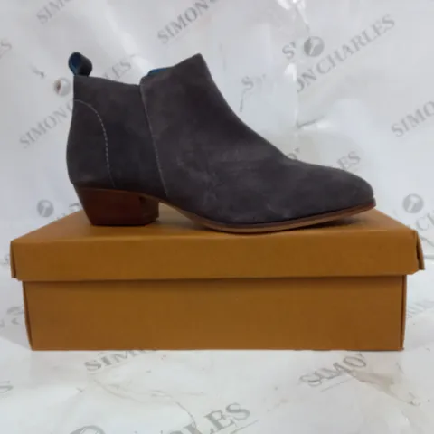 BOXED MAIR OF UNBRANDED ANKLE BOOTS GREY SUEDE WITH BROWN LEATHER SOLE IN SIZE 6