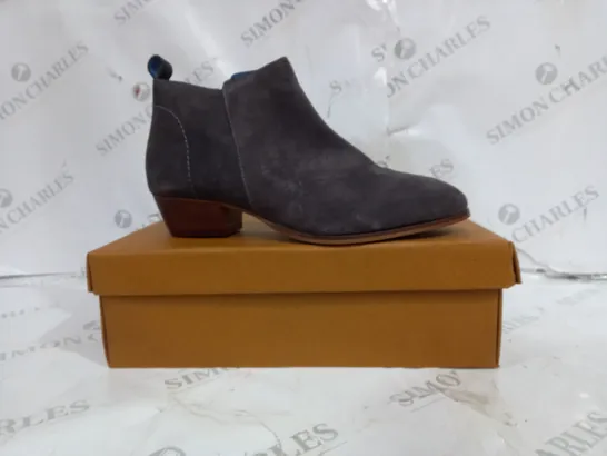 BOXED MAIR OF UNBRANDED ANKLE BOOTS GREY SUEDE WITH BROWN LEATHER SOLE IN SIZE 6