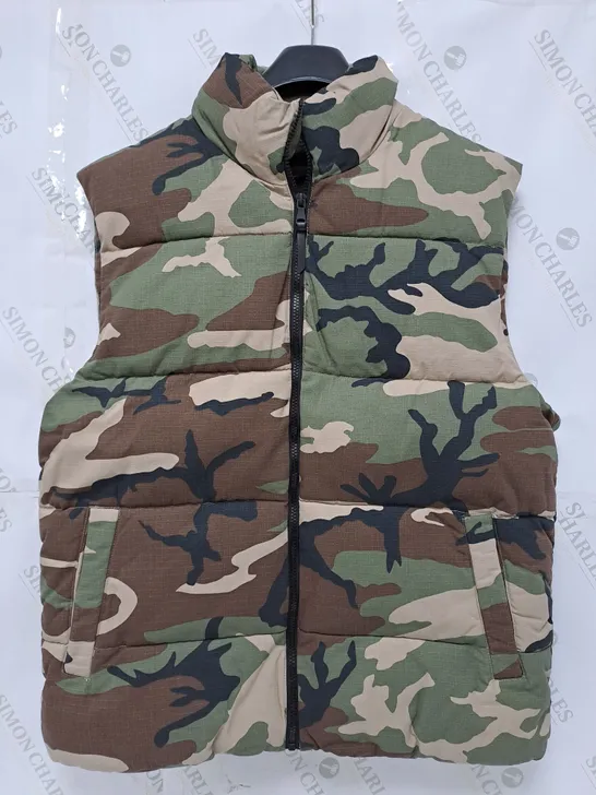 10 ASSORTED NEW CLOTHING ITEMS TO INCLUDE CAMO PUFFER VEST, HATS, T-SHIRTS, ETC