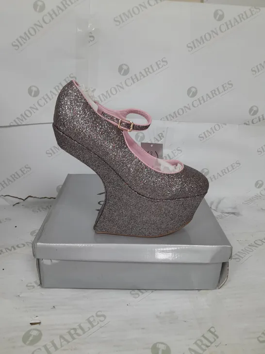 BOXED PAIR OF CASANDRA PLATFORM STRAP SHOE IN SILVER GLITTER SIZE 6