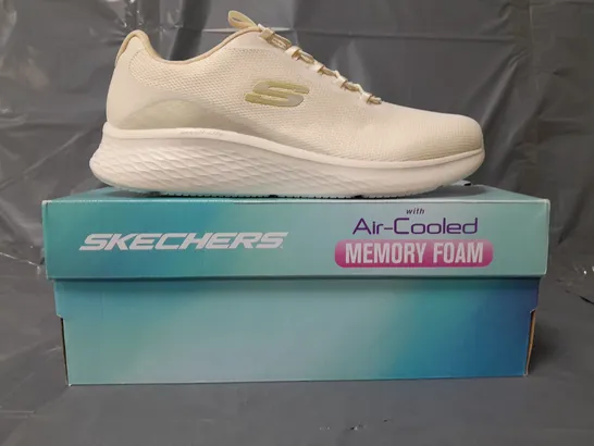 BOXED PAIR OF SKECHERS AIR-COOLED MEMORY FOAM TRAINERS IN CREAM SIZE 7