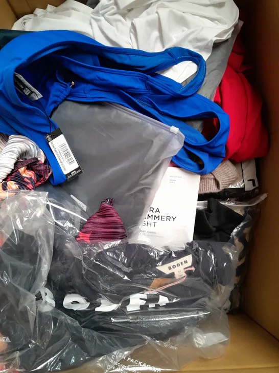 BOX OF APPROXIMATELY 20 ASSORTED CLOTHING ITEMS TO INCLUDE - BEANIE , UMBRELLA , JUMPER ETC