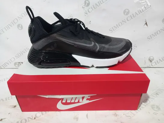 BOXED PAIR OF NIKE AIR MAX TRAINERS IN BLACK/GREY UK SIZE 10