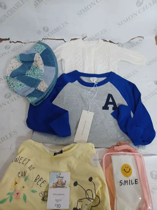 BOX OF APPROXIMATELY 30 ASSORTED CHILDRENS ITEMS TO INCLUDE - T-SHIRT , HAT , JUMPER ETC