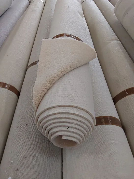 ROLL OF QUALITY DIMENSIONS DIM PLAINS CARPET // SIZE: APPROX. 1.19 X 4m