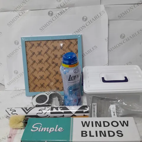 A BOX OF 30 HOUSEHOLD ITEMS TO INCLUDE LENOR SCENT BOOSTERS WINDOW BLINDS OILPROOF KITCHEN WALL STICKERS A DOG LEAD ETC.