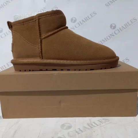 BOXED PAIR OF UGG FLEECE LINED SHOES IN TAN UK SIZE 5