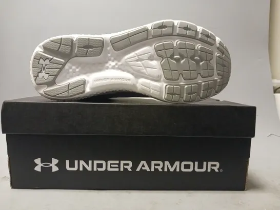 BOXED PAIR OF UNDER ARMOUR CHARGED ROGUE 4 SHOES IN GREY UK SIZE 8.5