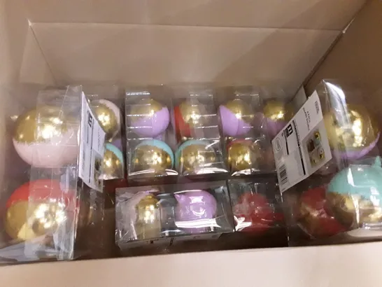 BOX CONTAINING APPROXIMATELY 9 BRAND NEW BOXED GLASS BAUBLE 4PKS