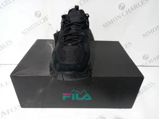 BOXED PAIR OF FILA TRAINERS IN BLACK UK SIZE 5.5