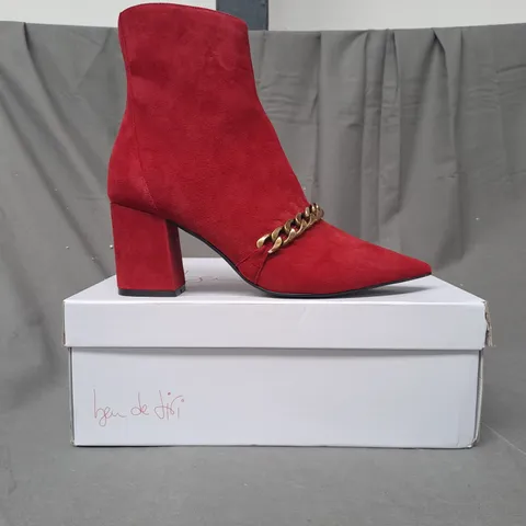 BOXED PAIR OF BEN DE LISI CHAIN LINK SUEDE ANKLE BOOTS IN RED SIZE 7