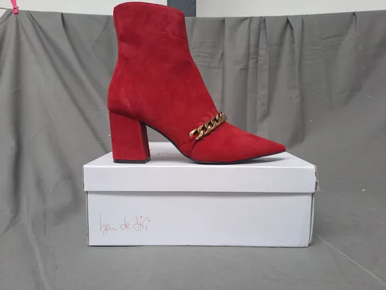 BOXED PAIR OF BEN DE LISI CHAIN LINK SUEDE ANKLE BOOTS IN RED SIZE 7