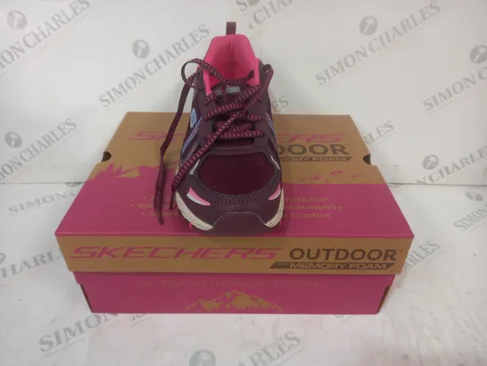 BOXED PAIR OF SKECHERS MEMORY FOAM TRAIL SHOES IN BERRY COLOUR SIZE 7