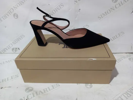 BOXED PAIR OF LATOUCHE HEELS IN BLACK EU SIZE 40