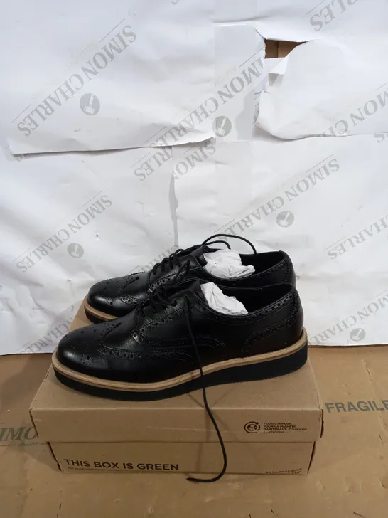 CLARKS GLICKLY BROGUE BLACK LEATHER SHOES SIZE 8