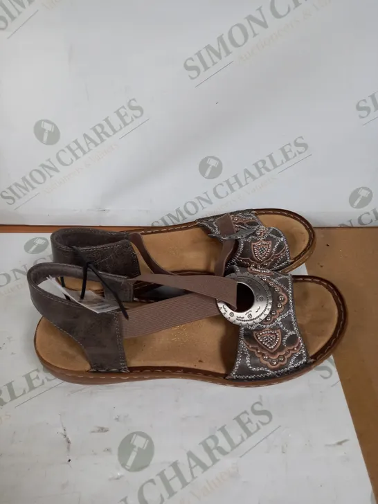 RIEKER EMBELISHED SANDAL SIZE 4