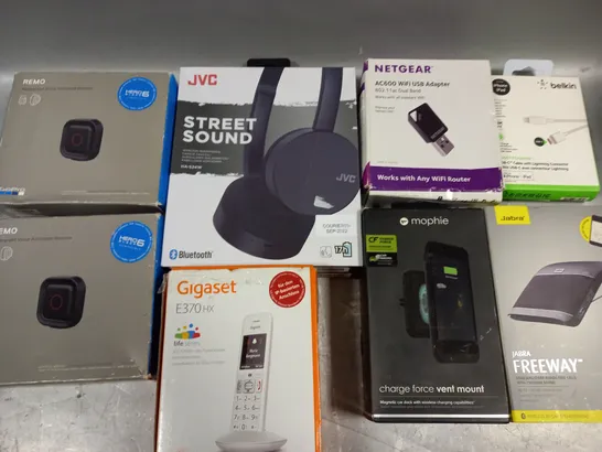 LOT OF 13 ASSORTED TECH ITEMS TO INCLUDE JVC HEADPHONES, REMO WATERPROOF VOICE ACTIVATED REMOTES AND NETGEAR USB ADAPTER