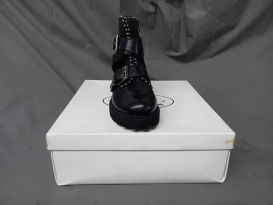 BOXED PAIR OF STEVE MADDEN HOOFY LEATHER ANKLE BOOTS IN BLACK EU SIZE 36