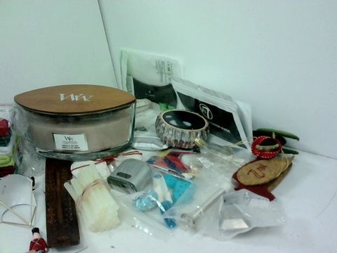 SMALL BOX OF ASSORTED HOMEWARE ITEMS TO INCLUDE WOODWICK CANDLE, HAND CHAIN SAW, HAMMER MULTI TOOL