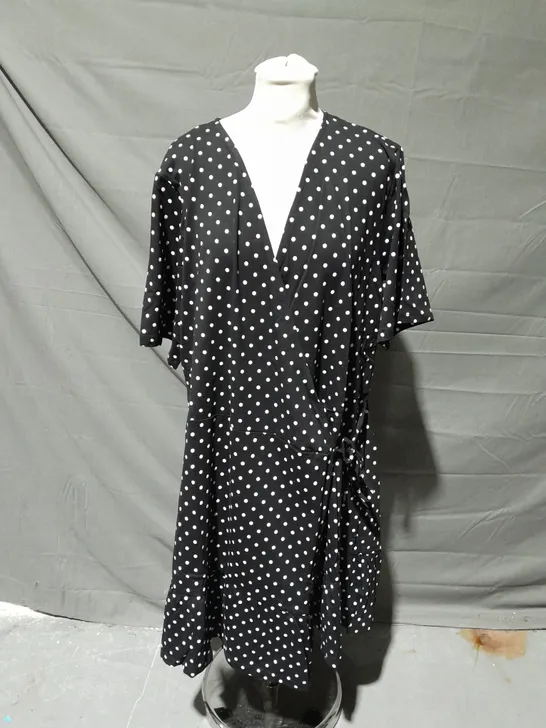 IN THE STYLE CURVE BLACK POLKA DOT SHORT SLEEVE WRAP SWING DRESS 