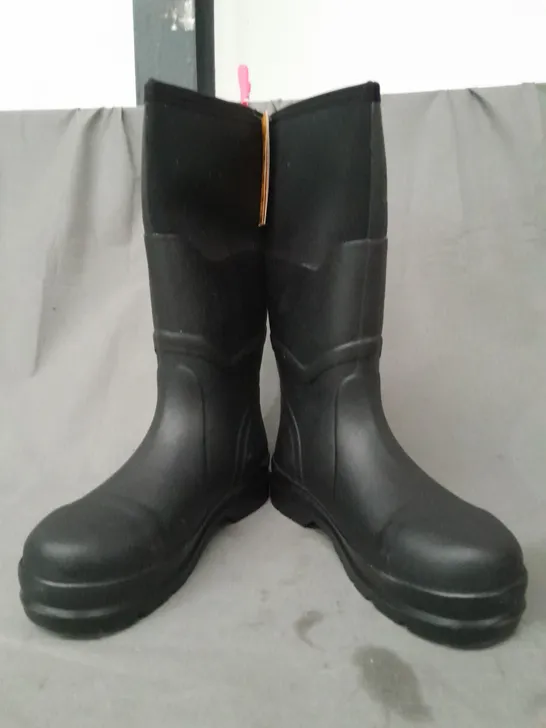 BOXED PAIR OF DEWALT STEEL TOE SAFETY BOOTS IN BLACK UK SIZE 8