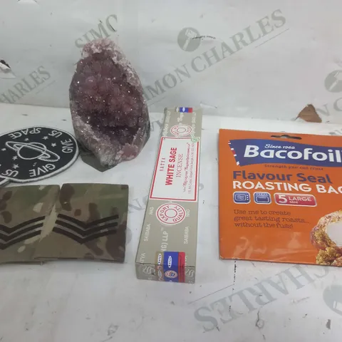 BOX OF APPROXIMATELY 15 ASSORTED ITEMS TO INCLUDE - ROCKS, ARMY BADGE, ROASTING BAGS ETC