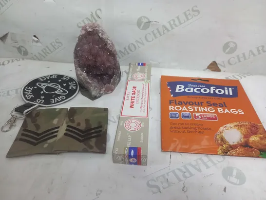 BOX OF APPROXIMATELY 15 ASSORTED ITEMS TO INCLUDE - ROCKS, ARMY BADGE, ROASTING BAGS ETC