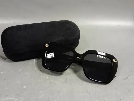 GUCCI BLACK FRAMED LOGO SUNGLASSES 