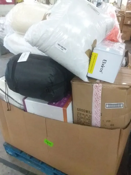 PALLET OF ASSORTED BEDDING ITEMS TO INCLUDE PILLOWS, QUILTS, MATTRESS TOPPERS ETC