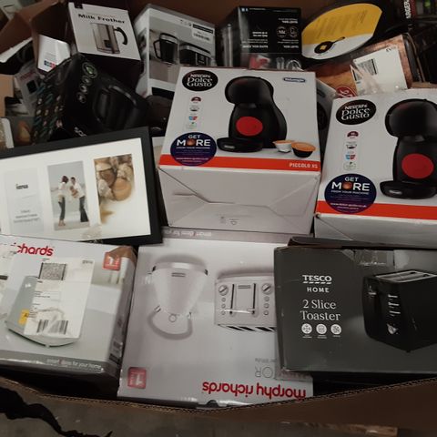 PALLET OF ASSORTED ELECTRICALS TO INCLUDE; TESCO 2 SLICE TOASTER, MORPHY RICHARDS 4 SLICE TOASTER, NESCAFE DOLCE GUSTO AND RUSSELL HOBBS KETTLE