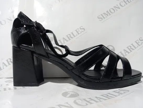 BOXED PAIR OF JD WILLIAMS OPEN TOE BLOCK HEEL STRAPPY SANDALS IN BLACK UK SIZE 8