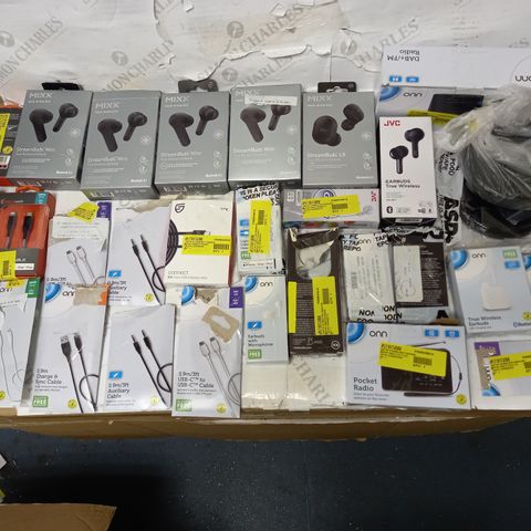 LOT OF APPROX. 30 ASSORTED ELECTRONICS SUCH AS RADIOS, WIRELESS EARPHONES, USB CABLES ETC