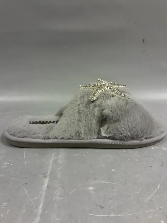 PAIR OF LAINES LONDON FLUFFY SLIPPERS IN GREY - XL