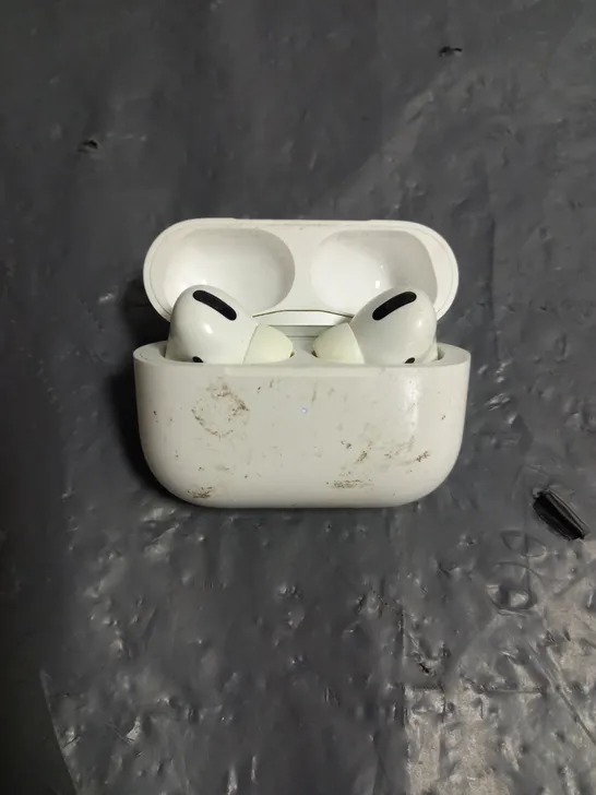 PAIR OF APPLE AIRPODS PRO IN WHITE