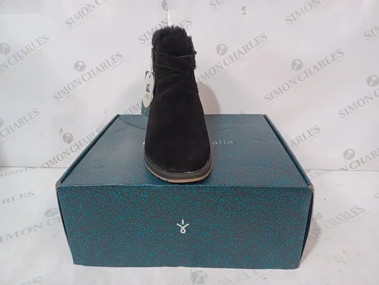 BOXED PAIR OF EMU AUSTRALIA FAUX SUEDE BOOTS IN BLACK - UK 7